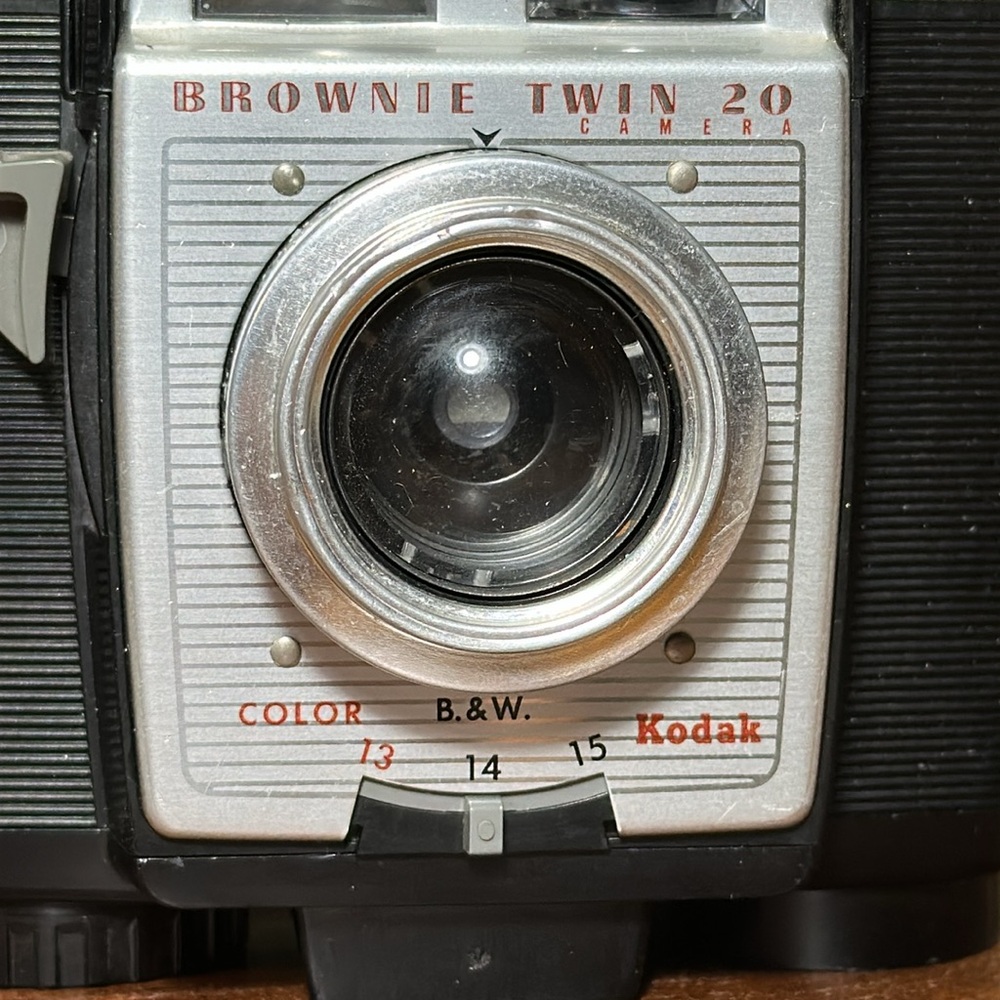KODAK Brownie Twin 20 with Flash - Picture 2 of 16